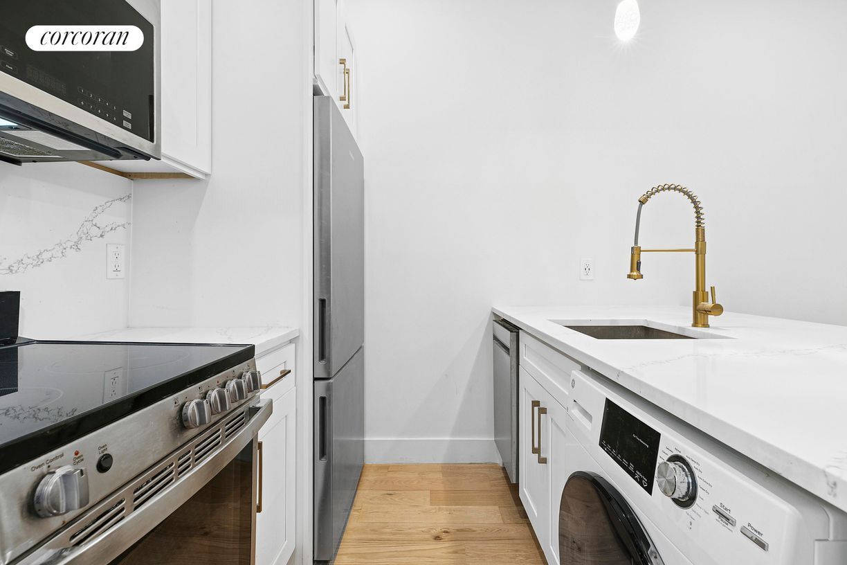 Building Photo - 202 W 96th St