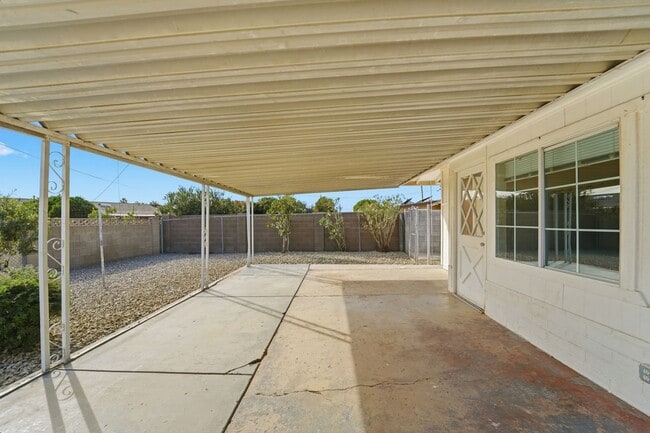 Building Photo - Comfortable 2-Bed Sun City Retreat with Vinyl Flooring & Fresh Paint