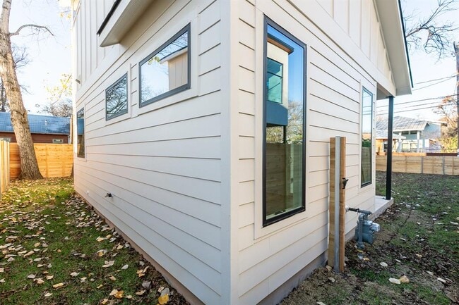 Building Photo - 2008 Canterbury St