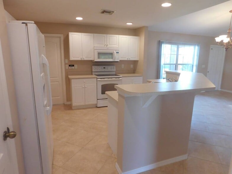 Building Photo - 4124 NE 8th Pl