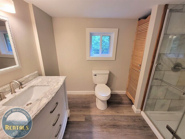 Building Photo - Charming 2 Bedroom Home --- Walking Distance to Campus!