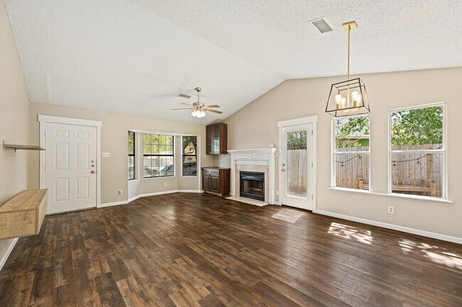 Building Photo - 906 Oleander Ln