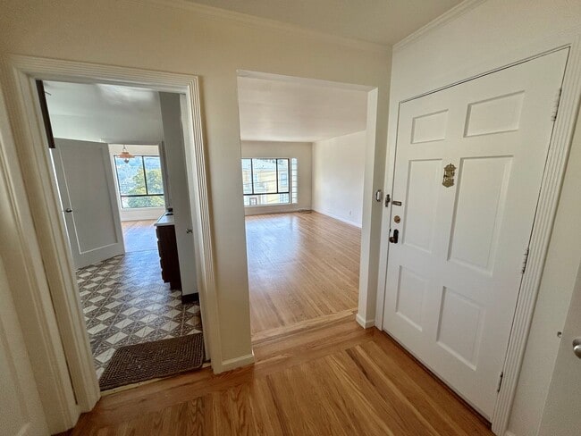 Building Photo - Spacious 2bd/1bth Upper Flat With Beautiful Views