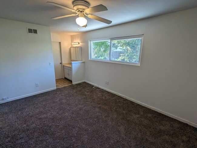 Building Photo - 3 Bedroom 2.5 Bathroom Two Story Townhome in Spring Valley