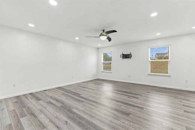 Building Photo - 621 Falling Brook Dr