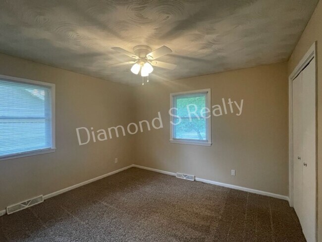 Building Photo - 4 Bedroom Home Available Now! Southwest Springfield!