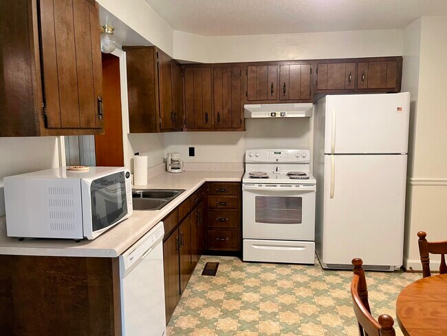 Kitchen - 3805 Knollwood Dr