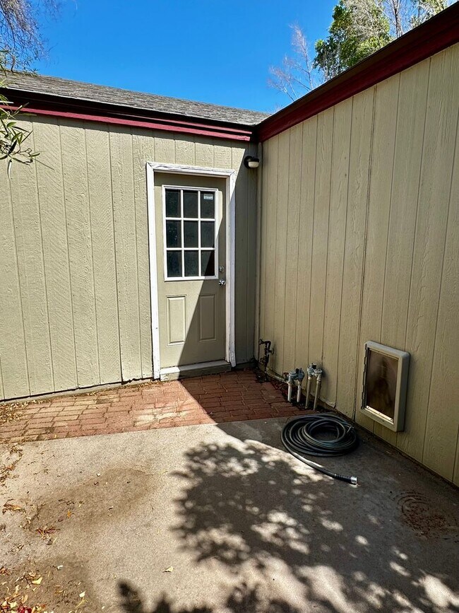 Building Photo - UPDATED 3 BEDROOM 2 BATHROOM CONVENIENTLY ...