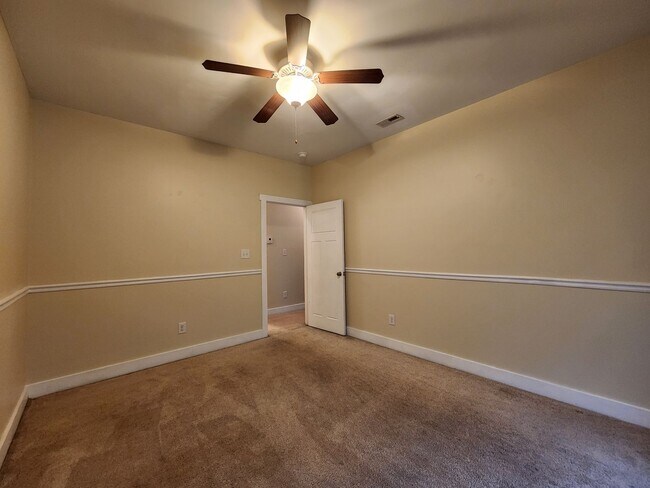 Building Photo - 3 Bedroom home with an upstair bonus room ...