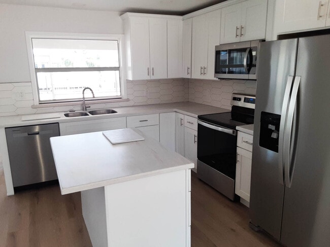 Building Photo - 1666 Sabal Palm Dr