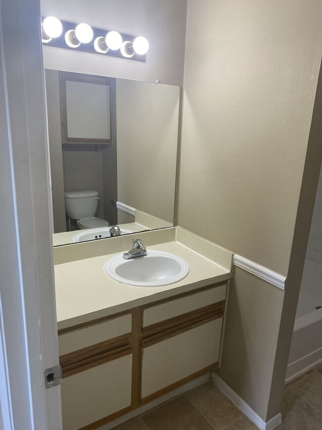 Building Photo - Large 1 Bedroom 1 Bath with fireplace and ...