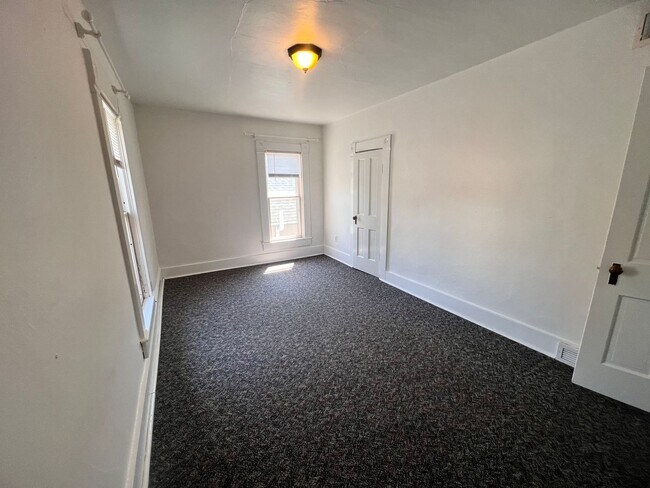 Building Photo - 700 N 5th St