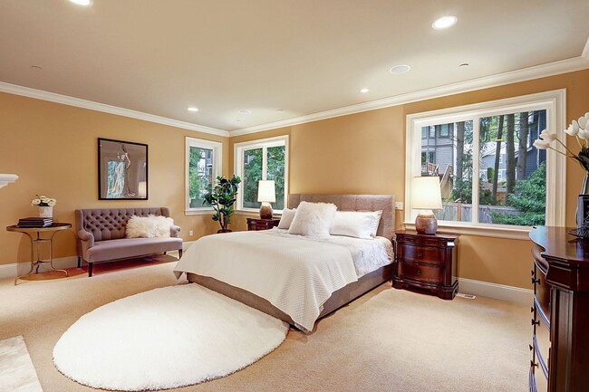 Building Photo - 5Bdrm+Office / 3.5 bath - West Bellevue Home