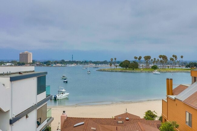 Building Photo - Private Rooftop Deck South Mission Beach