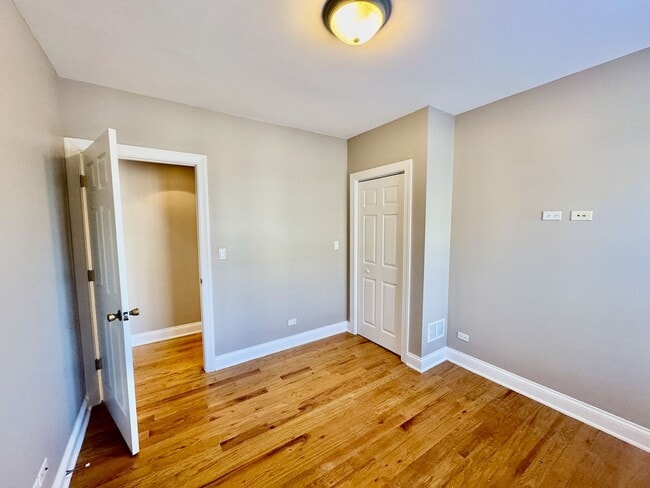 Building Photo - 3 Bedroom Apartment in Rogers Park