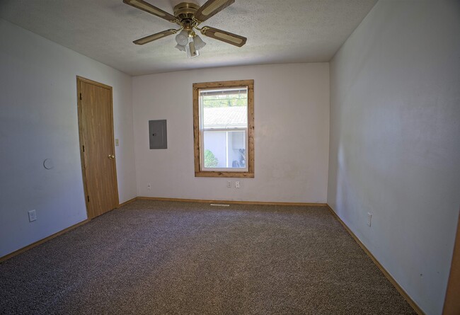 Building Photo - 532 N Forest Ave