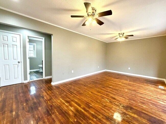 Building Photo - 838 Potters Ln