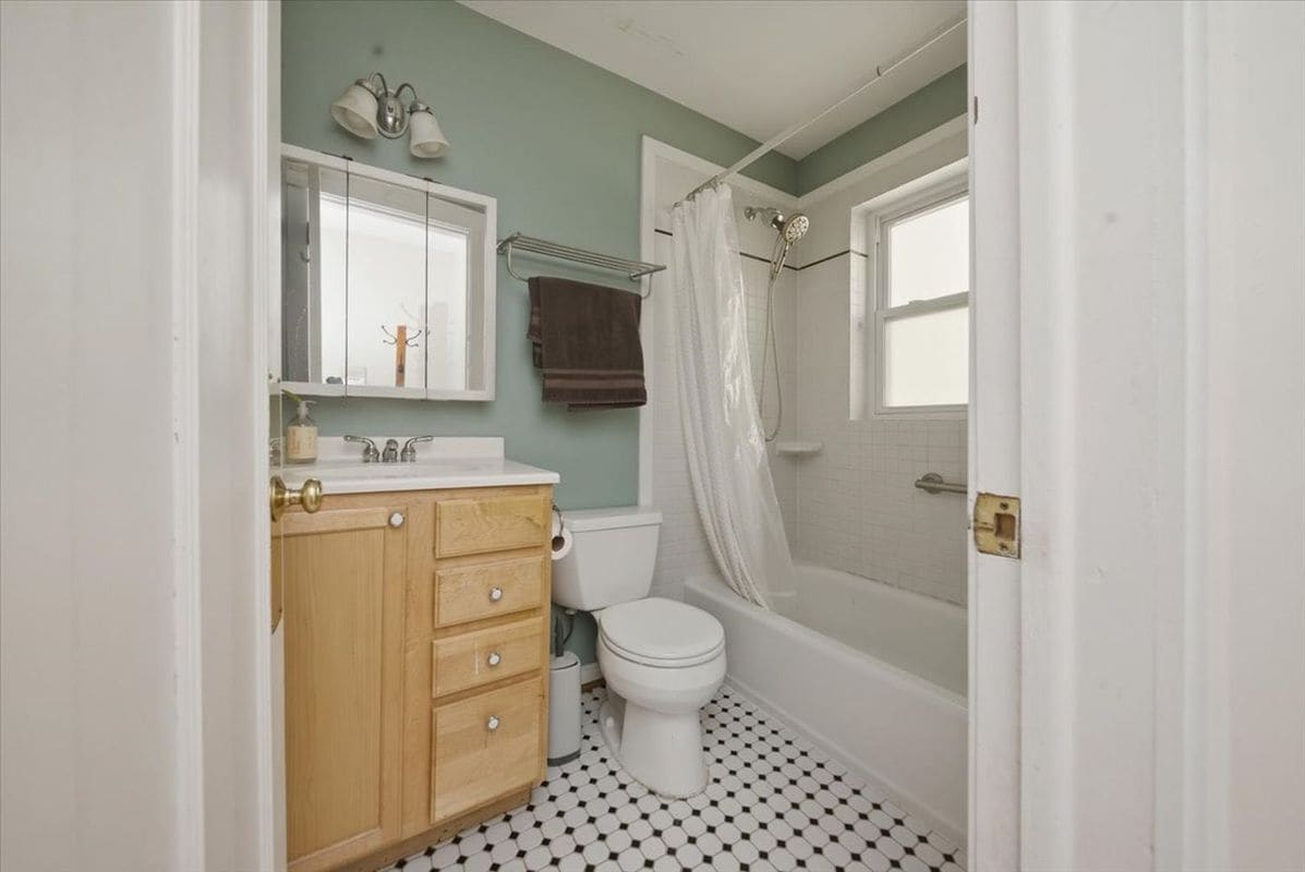 Building Photo - 1849 W Greenleaf Ave