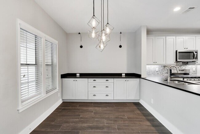 Building Photo - 240 Renaissance Pkwy NE