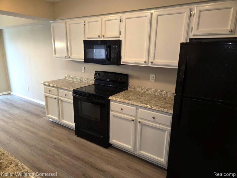 Building Photo - 71 Meadow Wood Dr