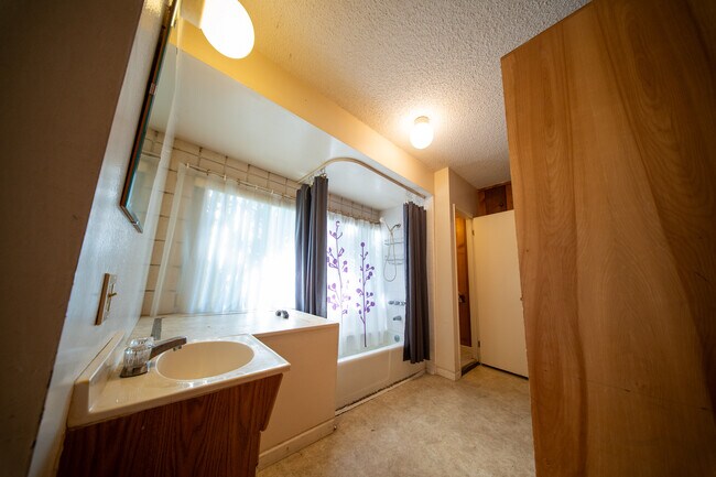 Building Photo - 8639 Crescent Dr