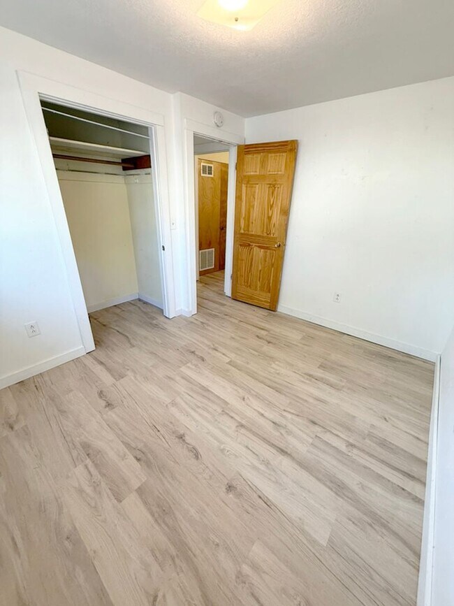Building Photo - 1116 S Pinecrest Dr