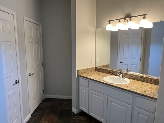 Building Photo - Beautiful 2-bedroom, 2 bath Condo in Gated...