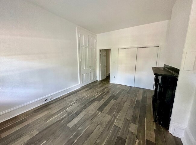 Building Photo - 930 W Main St