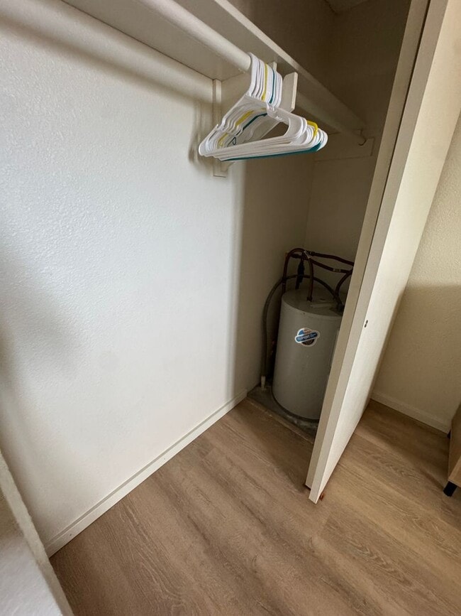 Building Photo - 1 Bed 1 Bath renovated with parking at Alo...