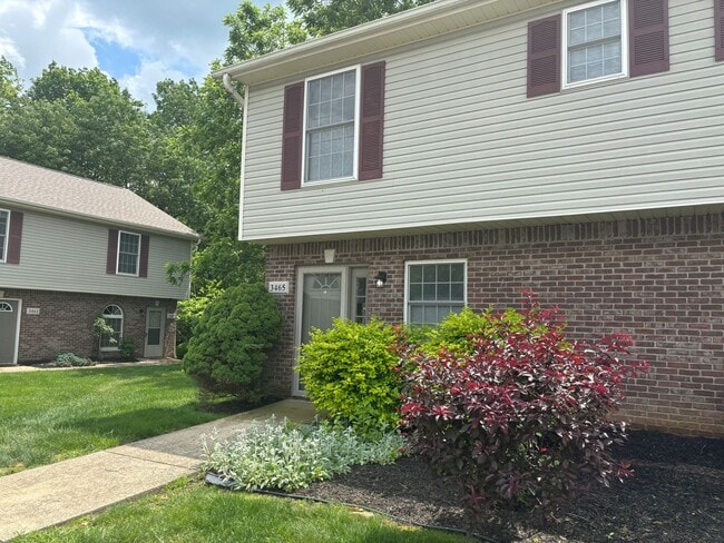 Building Photo - 3465 S Oaklawn Cir