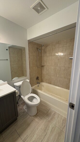 Building Photo - 6 Parkside Ct