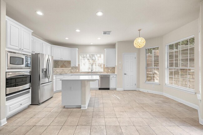 Building Photo - 7 Bed Home for August!