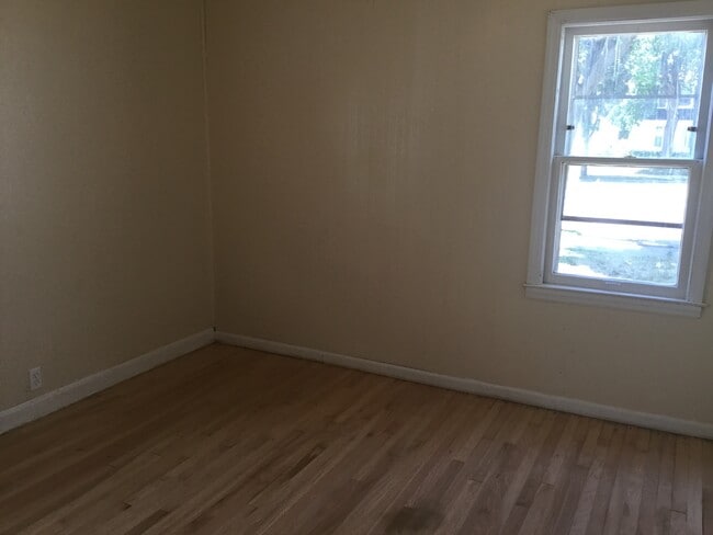 Building Photo - Spacious 3 Bedroom Single Family Home with Garage