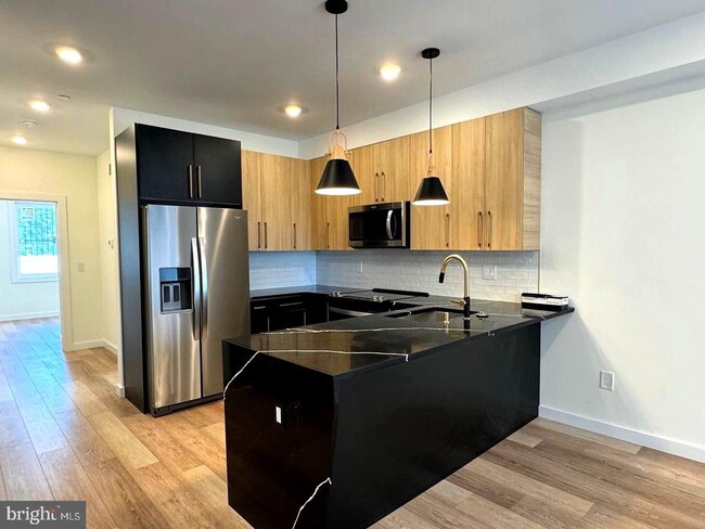 Building Photo - 2043 N Randolph St