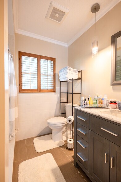 Building Photo - 615 Valle Vista Dr