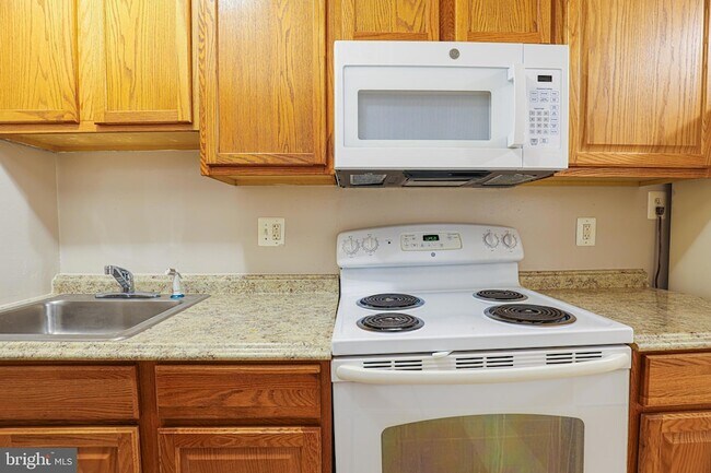 Building Photo - 1633 E Street NE Unit 3