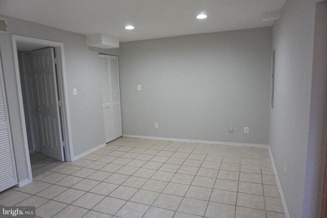 Building Photo - 19 Shady Spring Pl