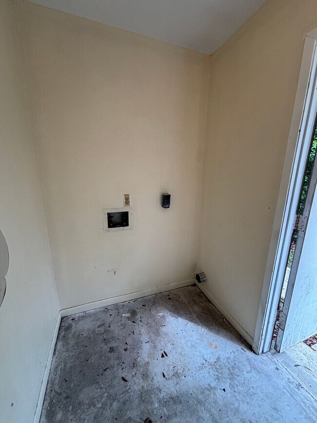 Building Photo - 1102 Frankford Ave