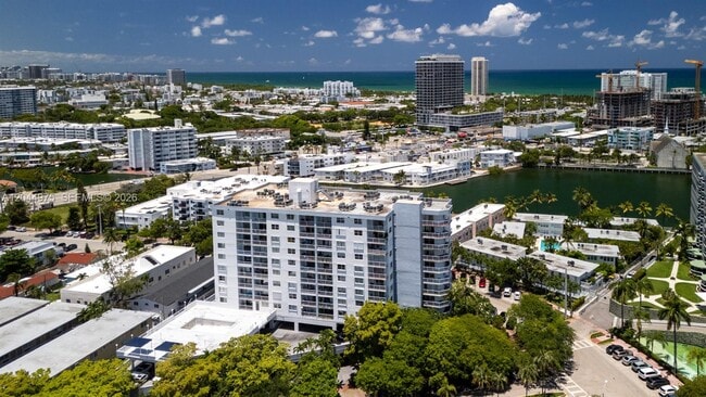 Building Photo - 6900 Bay Dr