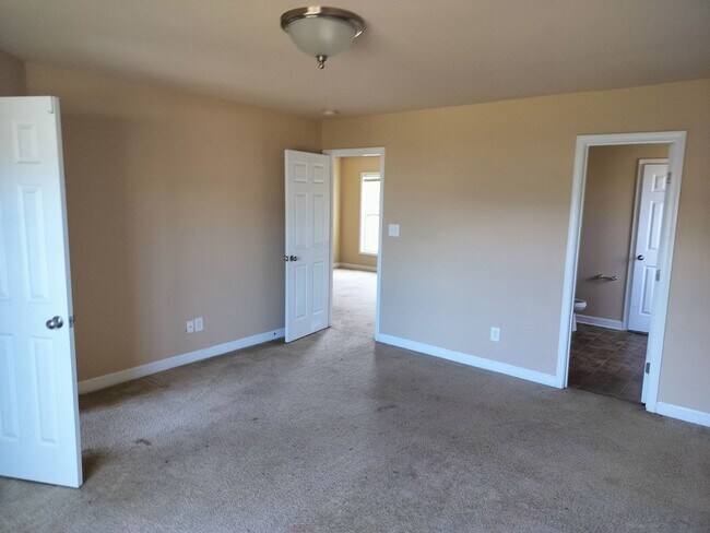 Building Photo - Ready in Raeford