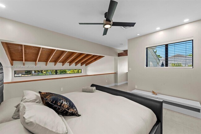 Building Photo - 207 Holiday Dr