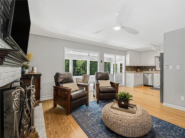 Building Photo - 6265 Lakeview Dr