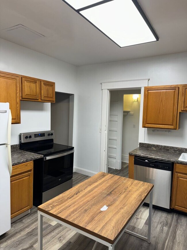 Building Photo - 841 E University Ave