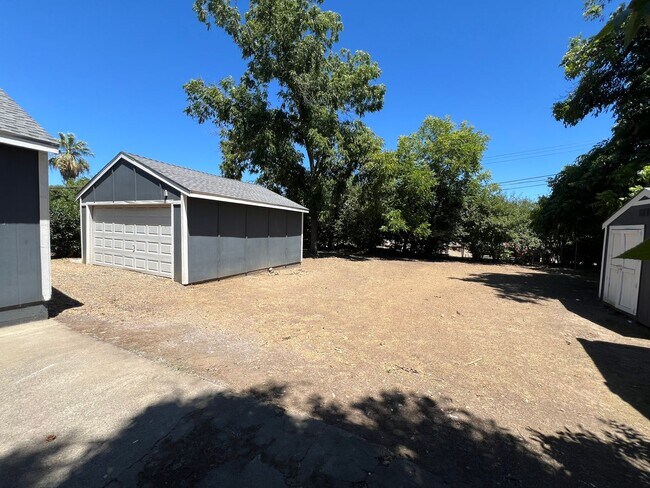 Building Photo - Beauitfully upgraded 3 Bedroom on large lot!