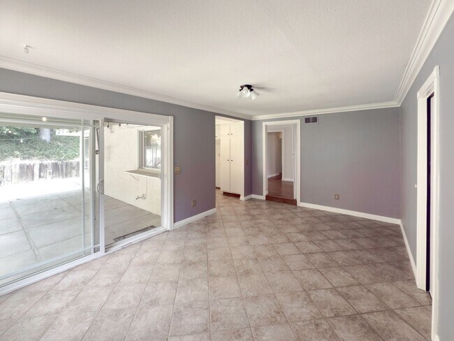 Building Photo - 3 Bedroom/2 Bathroom Private Home with Lar...