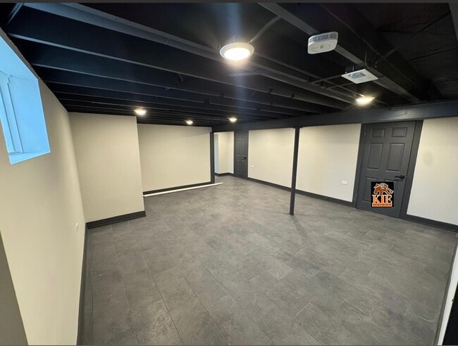 Building Photo - 14527 Irving Ave