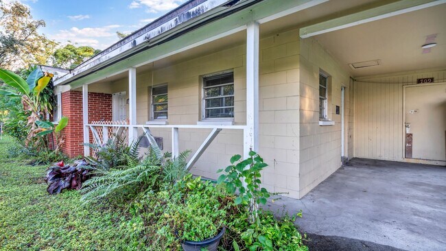 Building Photo - Renovated 3-Bed Furnished Home with Large ...