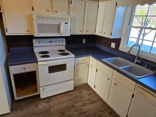 Building Photo - 2 bedroom 1.5 bath condo now available for rent in Dalton, Ga