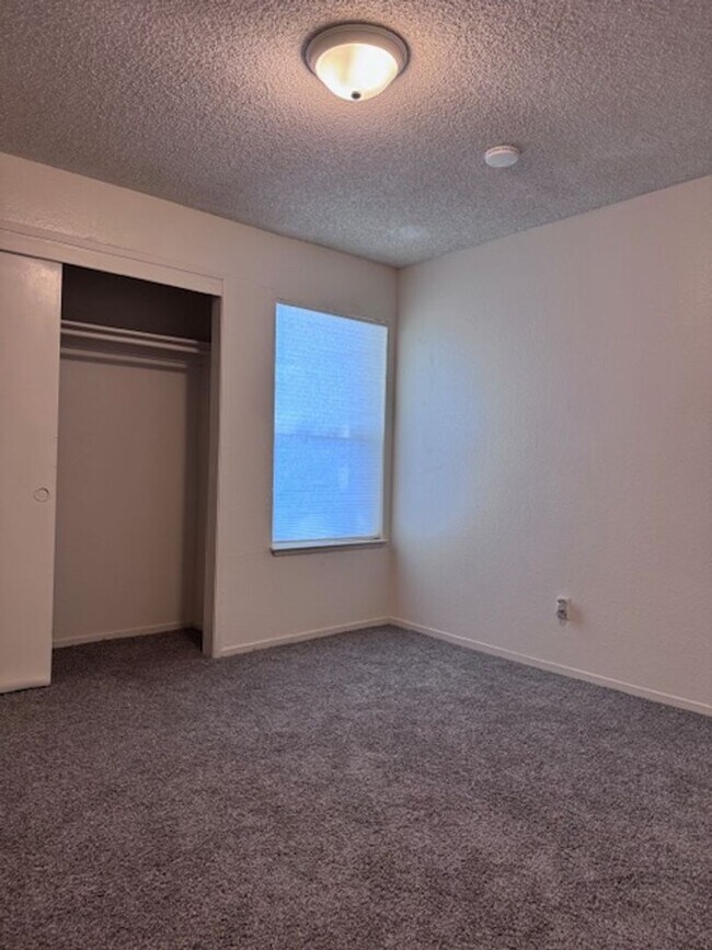 Building Photo - Available Now - Charming 2-Bedroom Home in...