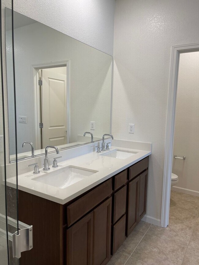 Building Photo - Large Clean Executive 4 Bedroom, 2.5 Bathroom, 2000 Sqft. Home for Lease